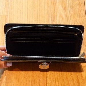 Michael Kors Bags - Michael Kors Hamilton black wallet Michael Kors Bags - Michael Kors Hamilton black wallet